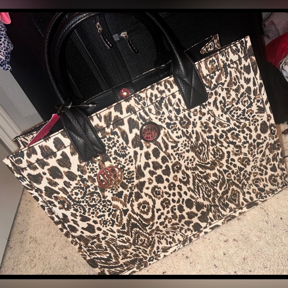 Lilly Pulitzer Winstead Tote NWT - Picture 9 of 16